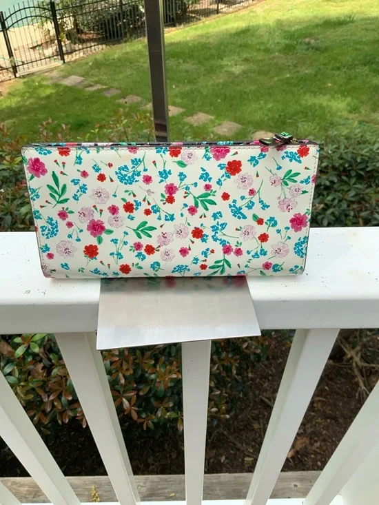 kate spade White Floral Zip Wallet with Multicolor Blooms GUC - Picture 3 of 15